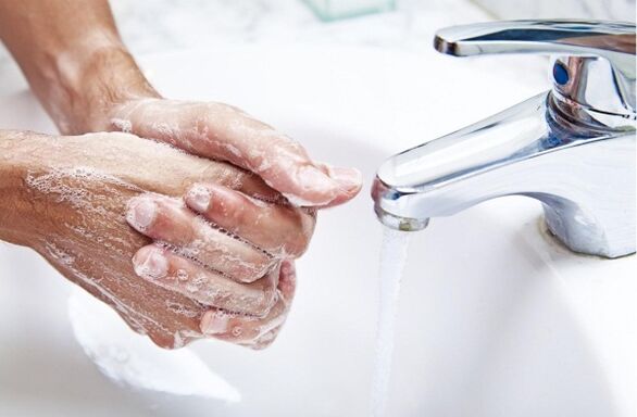 Prije pripreme bezglutenske hrane za svoje dijete, trebali biste oprati ruke. 