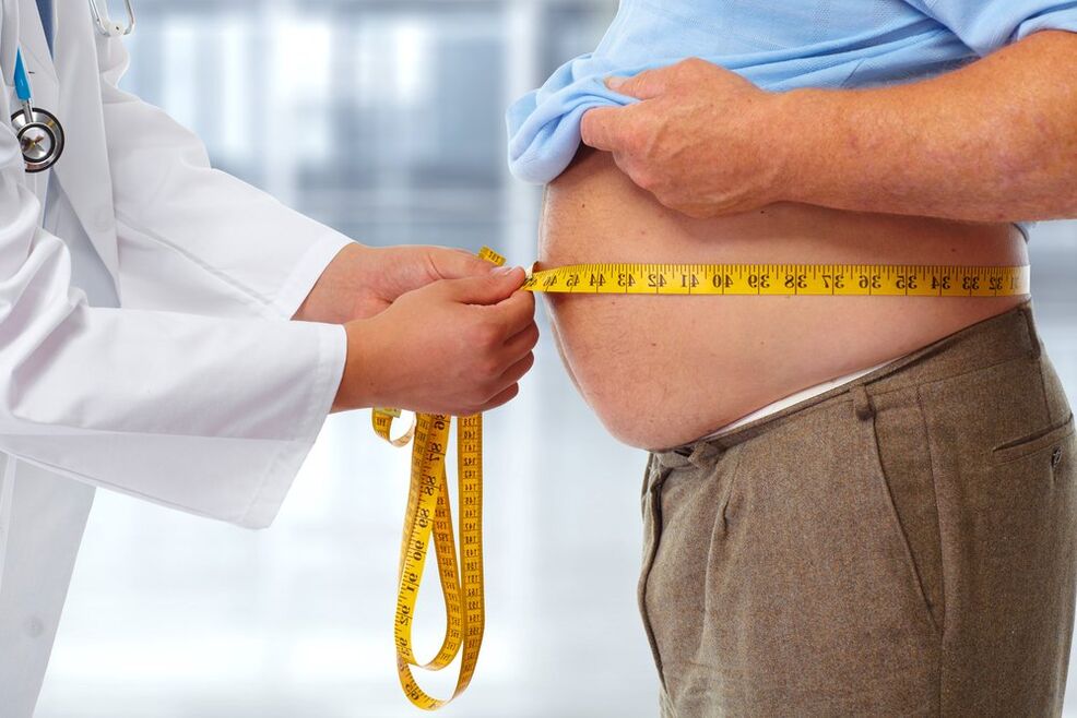 liječnik mjeri struk pacijenta na dijeti
